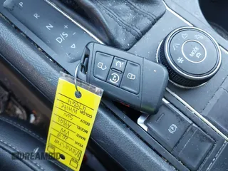 2018 Volkswagen Atlas SE with VIN 1V2LR2CA3JC577302, listed as a IAAI auction lot 41733691 with 66,185 mi miles and . Bid and sale history available at DreamBid. Image 11.