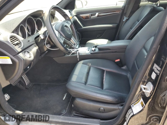 2014 Mercedes-Benz C 250 Sport z VIN WDDGF4HBXEA932241, wystawiony jako Copart lot #58557055 z przebiegiem 138 878 mil mil oraz Szkoda całkowita • Salvage title. Historia ofert i sprzedaży dostępna na DreamBid. Obrazek 7.