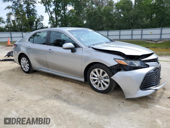 2018 Toyota Camry LE z VIN 4T1B11HK3JU525478, wystawiony jako Copart lot #56112235 z przebiegiem 141 609 mil mil oraz Szkoda całkowita • Salvage title. Historia ofert i sprzedaży dostępna na DreamBid. Obrazek 4.