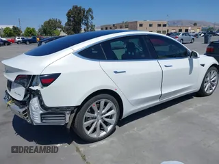 2020 Tesla Model 3 Long Range z VIN 5YJ3E1EB7LF628030, wystawiony jako IAAI lot #42357277 z przebiegiem 82 379 mil mil oraz . Historia ofert i sprzedaży dostępna na DreamBid. Obrazek 4.