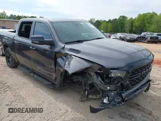 2024 Ram 1500 Lone Star z VIN 1C6SRFFT1RN125616, wystawiony jako IAAI lot #42053680 z przebiegiem 57 274 mil mil oraz . Historia ofert i sprzedaży dostępna na DreamBid. Obrazek 1.