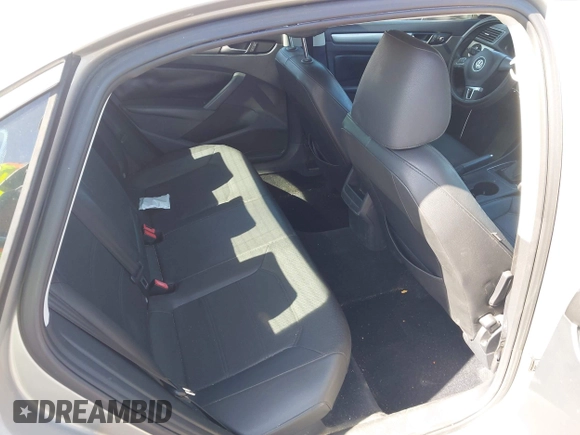 2014 Volkswagen Passat Wolfsburg Edition z VIN 1VWAT7A39EC055174, wystawiony jako IAAI lot #42433368 z przebiegiem 81 321 mil mil oraz . Historia ofert i sprzedaży dostępna na DreamBid. Obrazek 8.