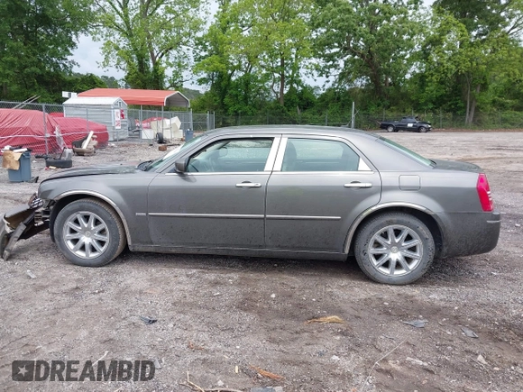 2008 Chrysler 300 Touring z VIN 2C3LA53G08H165266, wystawiony jako IAAI lot #42219596 z przebiegiem 119 141 mil mil oraz . Historia ofert i sprzedaży dostępna na DreamBid. Obrazek 14.