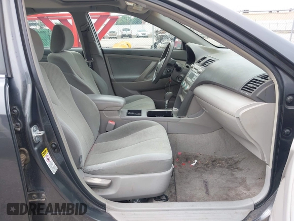 2007 Toyota Camry CE z VIN 4T1BE46K67U135198, wystawiony jako IAAI lot #40270157 z przebiegiem 211 315 mil mil oraz . Historia ofert i sprzedaży dostępna na DreamBid. Obrazek 5.