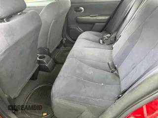 2007 Nissan Versa SL z VIN 3N1BC11E77L421553, wystawiony jako Copart lot #58802035 z przebiegiem 51 169 mil mil oraz Czysty tytuł • Clean title. Historia ofert i sprzedaży dostępna na DreamBid. Obrazek 6.