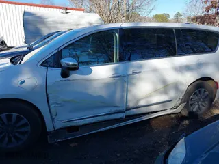 2023 Chrysler Pacifica Hybrid Limited with VIN 2C4RC1S73PR626236, listed as a IAAI auction lot 41696687 with 42,590 mi miles. Bid and sale history available at carsss.com. Image 6.