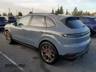2024 Porsche Cayenne S z VIN WP1AL2AY8RDA34476, wystawiony jako Copart lot #85162734 z przebiegiem 15 203 mil mil oraz Szkoda całkowita • Salvage title. Historia ofert i sprzedaży dostępna na DreamBid. Obrazek 2.