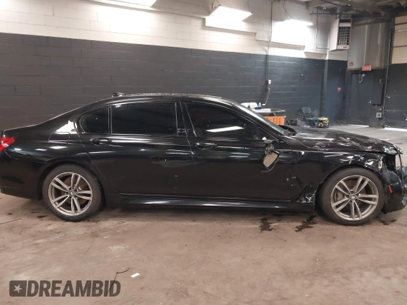 2018 BMW 7 Series 740i xDrive z VIN WBA7E4C51JGV24133, wystawiony jako IAAI lot #42253139 z przebiegiem 77 370 mil mil oraz . Historia ofert i sprzedaży dostępna na DreamBid. Obrazek 13.