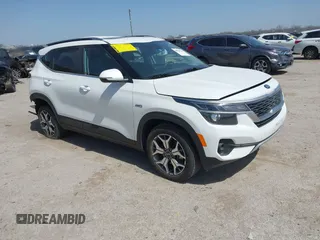 2021 Kia Seltos EX z VIN KNDERCAA4M7165986, wystawiony jako IAAI lot #41815940 z przebiegiem 61 615 mil mil oraz . Historia ofert i sprzedaży dostępna na DreamBid. Obrazek 1.