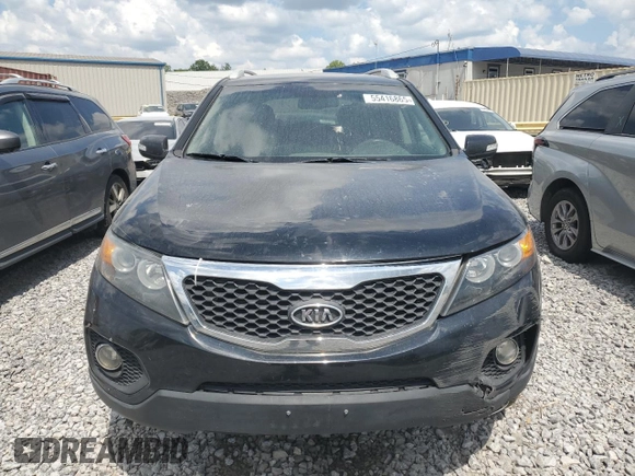 2013 Kia Sorento LX z VIN 5XYKT3A62DG416989, wystawiony jako Copart lot #55416865 z przebiegiem 280 489 mil mil oraz Czysty tytuł • Clean title. Historia ofert i sprzedaży dostępna na DreamBid. Obrazek 5.