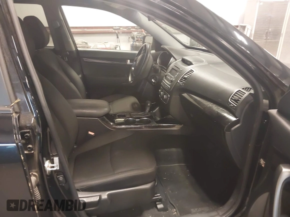 2014 Kia Sorento LX z VIN 5XYKT3A60EG479896, wystawiony jako IAAI lot #42360338 z przebiegiem 200 350 mil mil oraz . Historia ofert i sprzedaży dostępna na DreamBid. Obrazek 5.