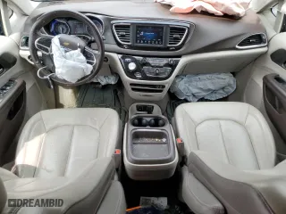 2019 Chrysler Pacifica Touring L with VIN 2C4RC1BGXKR734622, listed as a Copart auction lot 51621215 with 58,143 mi miles and Salvage Title. Bid and sale history available at carsss.com. Image 8.