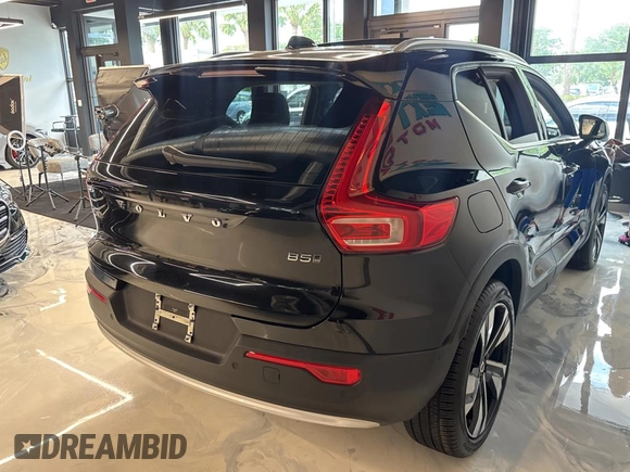 2024 Volvo XC40 Plus Bright Theme z VIN YV4L12UE6R2216347, wystawiony jako Copart lot #53724375 z przebiegiem 11 885 mil mil oraz Czysty tytuł • Clean title. Historia ofert i sprzedaży dostępna na DreamBid. Obrazek 4.