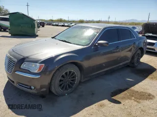 2014 Chrysler 300 z VIN 2C3CCAAG8EH297189, wystawiony jako Copart lot #53920025 z przebiegiem 143 252 mil mil oraz Szkody całkowita. Historia ofert i sprzedaży dostępna na DreamBid. Obrazek 1.
