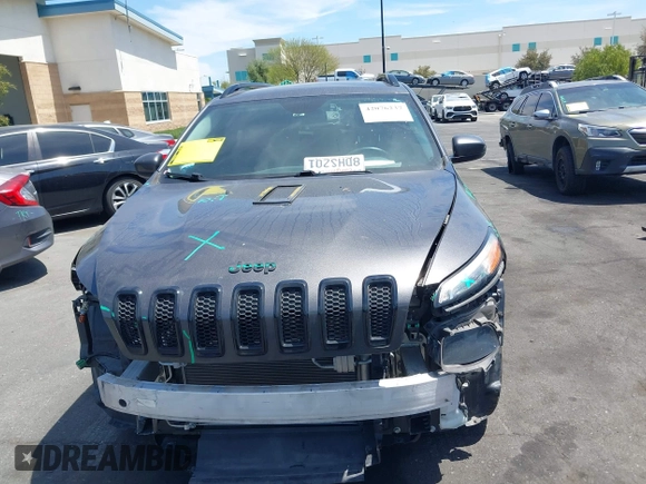 2018 Jeep Cherokee Latitude Tech Connect z VIN 1C4PJLCB8JD568422, wystawiony jako IAAI lot #42076237 z przebiegiem 88 382 mil mil oraz . Historia ofert i sprzedaży dostępna na DreamBid. Obrazek 12.