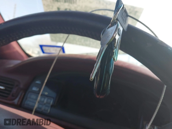1999 Cadillac DeVille z VIN 1G6KD54Y6XU728681, wystawiony jako IAAI lot #41362191 z przebiegiem 163 540 mil mil oraz . Historia ofert i sprzedaży dostępna na DreamBid. Obrazek 11.