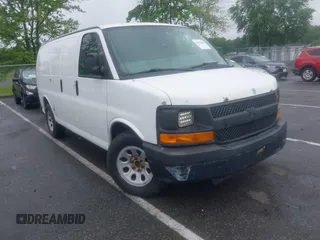 2013 Chevrolet Express Cargo z VIN 1GCSGAFX7D1113541, wystawiony jako IAAI lot #42333488 z przebiegiem 372 734 mil mil oraz . Historia ofert i sprzedaży dostępna na DreamBid. Obrazek 1.