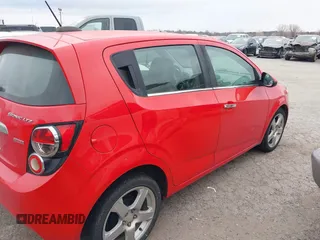 2015 Chevrolet Sonic LTZ z VIN 1G1JE6SB7F4198089, wystawiony jako IAAI lot #41150037 z przebiegiem 123 568 mil mil oraz . Historia ofert i sprzedaży dostępna na DreamBid. Obrazek 4.
