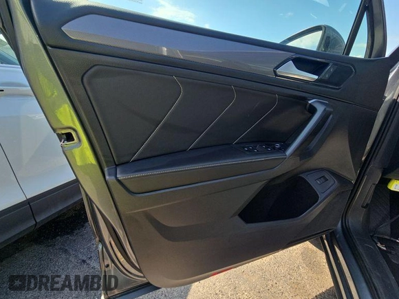 2024 Volkswagen Tiguan SE z VIN 3VV3B7AX3RM106966, wystawiony jako IAAI lot #42809081 z przebiegiem 32 302 mil mil oraz . Historia ofert i sprzedaży dostępna na DreamBid. Obrazek 17.