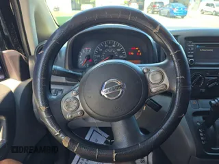 2015 Nissan NV200 SV z VIN 3N6CM0KN6FK711906, wystawiony jako IAAI lot #42514824 z przebiegiem 136 449 mil mil oraz . Historia ofert i sprzedaży dostępna na DreamBid. Obrazek 17.