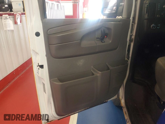 2013 Chevrolet Express Cargo z VIN 1GCSGAFX0D1138233, wystawiony jako IAAI lot #42511852 z przebiegiem 102 319 mil mil oraz . Historia ofert i sprzedaży dostępna na DreamBid. Obrazek 5.