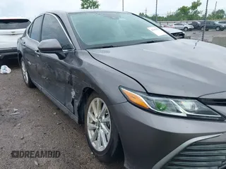 2024 Toyota Camry LE z VIN 4T1C11AK2RU879602, wystawiony jako IAAI lot #42162353 z przebiegiem 6 185 mil mil oraz . Historia ofert i sprzedaży dostępna na DreamBid. Obrazek 6.