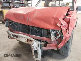 1983 Toyota Pickup z VIN JT4RN44R8D1137485, wystawiony jako IAAI lot #41741970 z przebiegiem 328 446 mil mil oraz . Historia ofert i sprzedaży dostępna na DreamBid. Obrazek 6.