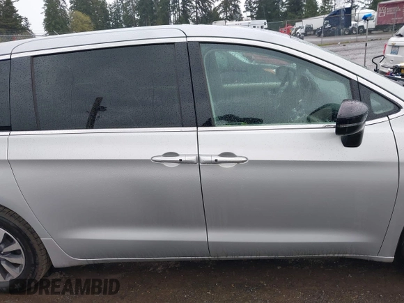 2024 Chrysler Pacifica Hybrid Select z VIN 2C4RC1S71RR141743, wystawiony jako IAAI lot #42019686 z przebiegiem 17 638 mil mil oraz . Historia ofert i sprzedaży dostępna na DreamBid. Obrazek 13.