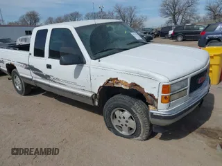 1995 GMC Sierra 1500 z VIN 2GTEK19K0S1580688, wystawiony jako IAAI lot #41811015 z przebiegiem 143 260 mil mil oraz . Historia ofert i sprzedaży dostępna na DreamBid. Obrazek 1.