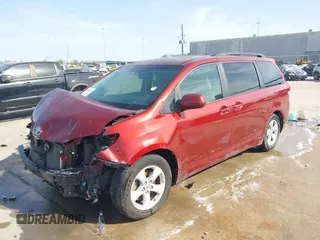 2014 Toyota Sienna LE AAS z VIN 5TDKK3DC1ES420380, wystawiony jako IAAI lot #41836363 z przebiegiem 147 265 mil mil oraz . Historia ofert i sprzedaży dostępna na DreamBid. Obrazek 2.