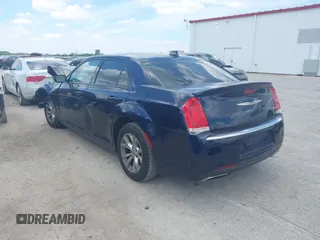 2015 Chrysler 300 Limited z VIN 2C3CCAAG6FH931679, wystawiony jako IAAI lot #42205179 z przebiegiem 209 208 mil mil oraz . Historia ofert i sprzedaży dostępna na DreamBid. Obrazek 3.