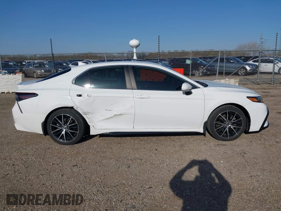 2022 Toyota Camry SE z VIN 4T1G11AK8NU644181, wystawiony jako IAAI lot #41979152 z przebiegiem 30 384 mil mil oraz . Historia ofert i sprzedaży dostępna na DreamBid. Obrazek 13.