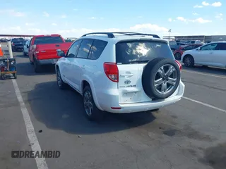 2008 Toyota RAV4 Sport z VIN JTMZK32V186011898, wystawiony jako IAAI lot #40380953 z przebiegiem 212 371 mil mil oraz . Historia ofert i sprzedaży dostępna na DreamBid. Obrazek 3.
