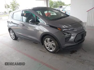 2023 Chevrolet Bolt EV 1LT z VIN 1G1FW6S05P4136788, wystawiony jako IAAI lot #42366716 z przebiegiem 18 378 mil mil oraz . Historia ofert i sprzedaży dostępna na DreamBid. Obrazek 1.
