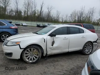 2010 Lincoln MKS z VIN 1LNHL9DR3AG603441, wystawiony jako Copart lot #55731375 z przebiegiem 141 773 mil mil oraz Szkoda całkowita • Salvage title. Historia ofert i sprzedaży dostępna na DreamBid. Obrazek 1.