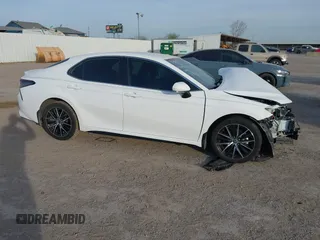 2022 Toyota Camry SE z VIN 4T1T11AK6NU622176, wystawiony jako IAAI lot #41876802 z przebiegiem 56 631 mil mil oraz . Historia ofert i sprzedaży dostępna na DreamBid. Obrazek 14.