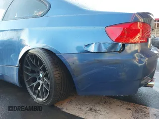 2013 BMW M3 z VIN WBSKG9C50DJ594307, wystawiony jako IAAI lot #41702669 z przebiegiem 80 609 mil mil oraz . Historia ofert i sprzedaży dostępna na DreamBid. Obrazek 6.