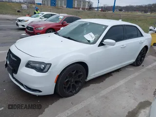 2019 Chrysler 300 S z VIN 2C3CCABG2KH538772, wystawiony jako IAAI lot #41156726 z przebiegiem 102 126 mil mil oraz . Historia ofert i sprzedaży dostępna na DreamBid. Obrazek 2.
