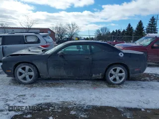 2012 Dodge Challenger SXT Plus z VIN 2C3CDYAG6CH106193, wystawiony jako IAAI lot #41641118 z przebiegiem 65 602 mil mil oraz . Historia ofert i sprzedaży dostępna na DreamBid. Obrazek 14.