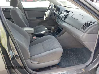 2005 Toyota Camry STD z VIN 4T1BE32K35U978160, wystawiony jako IAAI lot #42368548 z przebiegiem 163 954 mil mil oraz . Historia ofert i sprzedaży dostępna na DreamBid. Obrazek 5.
