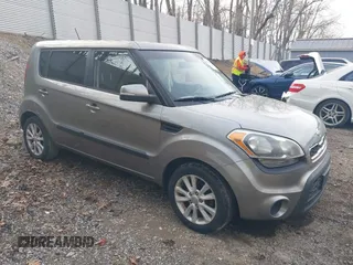 2013 Kia Soul ! with VIN KNDJT2A61D7633548, listed as a IAAI auction lot 42032575 with 149,698 mi miles. Bid and sale history available at carsss.com. Image 1.