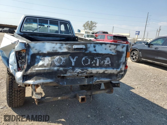 1990 Toyota Pickup DLX z VIN JT4VN13D3L5024456, wystawiony jako Copart lot #75834064 z przebiegiem 200 893 mil mil oraz Szkoda całkowita • Salvage title. Historia ofert i sprzedaży dostępna na DreamBid. Obrazek 6.
