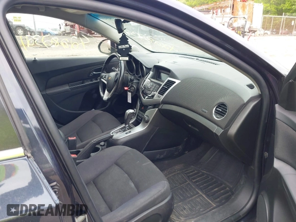 2014 Chevrolet Cruze 1LT z VIN 1G1PC5SBXE7433740, wystawiony jako IAAI lot #42282321 z przebiegiem 148 282 mil mil oraz . Historia ofert i sprzedaży dostępna na DreamBid. Obrazek 5.