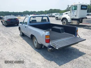 1990 Toyota Pickup z VIN JT4RN81R2L0043473, wystawiony jako IAAI lot #42410597 z przebiegiem 27 697 mil mil oraz . Historia ofert i sprzedaży dostępna na DreamBid. Obrazek 3.