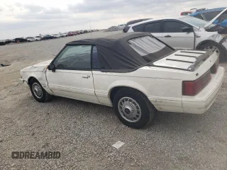 1993 Ford Mustang z VIN 1FACP44M1PF202775, wystawiony jako Copart lot #49049695 z przebiegiem 7 901 mil mil oraz Czysty tytuł • Clean title. Historia ofert i sprzedaży dostępna na DreamBid. Obrazek 2.