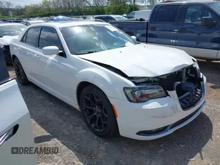 2019 Chrysler 300 S z VIN 2C3CCABG8KH648094, wystawiony jako IAAI lot #42011482 z przebiegiem 104 790 mil mil oraz . Historia ofert i sprzedaży dostępna na DreamBid. Obrazek 1.
