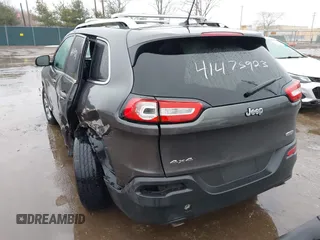 2014 Jeep Cherokee Latitude z VIN 1C4PJMCS5EW137875, wystawiony jako IAAI lot #41475923 z przebiegiem 124 565 mil mil oraz . Historia ofert i sprzedaży dostępna na DreamBid. Obrazek 3.