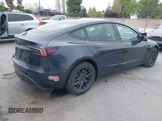 2024 Tesla Model 3 z VIN 5YJ3E1EA2RF784394, wystawiony jako IAAI lot #42034036 z przebiegiem 14 594 mil mil oraz . Historia ofert i sprzedaży dostępna na DreamBid. Obrazek 4.