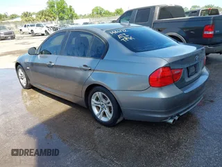 2009 BMW 3 Series 328i with VIN WBAPH77519NM46172, listed as a IAAI auction lot 41842525 with 189,704 mi miles. Bid and sale history available at carsss.com. Image 3.