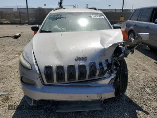 2017 Jeep Cherokee Sport z VIN 1C4PJLAB4HW559931, wystawiony jako Copart lot #58856295 z przebiegiem 86 292 mil mil oraz Szkoda całkowita • Salvage title. Historia ofert i sprzedaży dostępna na DreamBid. Obrazek 5.
